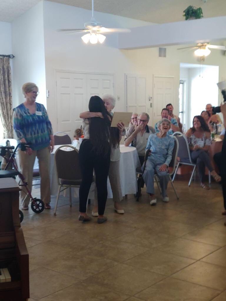 OsidePirates's tweet image. We had the incredible honor of helping to celebrate the 90th birthday of this incredible OHS graduate &amp;amp; cheerleader! Anne Holmes is truly the pride of Oceanside! 💚🎂🎀#Classof1947 @ohs_foundation @OsideNews @TheOsiderMag @KUSINews