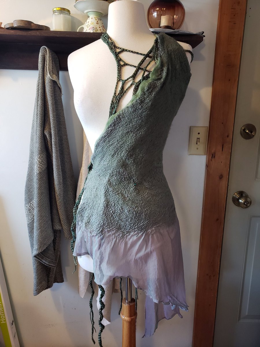 AtelierHeidi's tweet image. And here is the fabric we just made. This can be cut, sewn, and pieced together like other fabrics. It&apos;s lightweight and malleable to a certain degree, so you can stretch it around forms while wet. 
I&apos;m gonna make some more felt pieces and stitch them together for this dress!