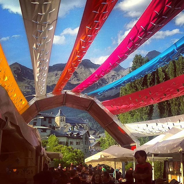 OSobreviela's tweet photo. Mercadeando y de fondo, Sallent. Detrás, escenario de Pirineos Sur #pirineossur2019 https://t.co/QaFvQxRrb1 https://t.co/kU1pDlAe5X