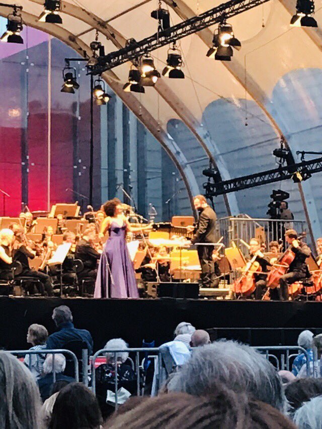Unwind16's tweet photo. Bin immer noch hin und weg! Danke an alle und ich bin sehr froh, dass es so eine schnelle Zugverbindung nach Berlin gibt, wenn Herr Petrenko nicht mehr immer hier ist #operfueralle @bay_staatsoper 🙏🙏🙏 und Grüße an den Herrn auf dem Dach! https://t.co/QgZK3AfcOm
