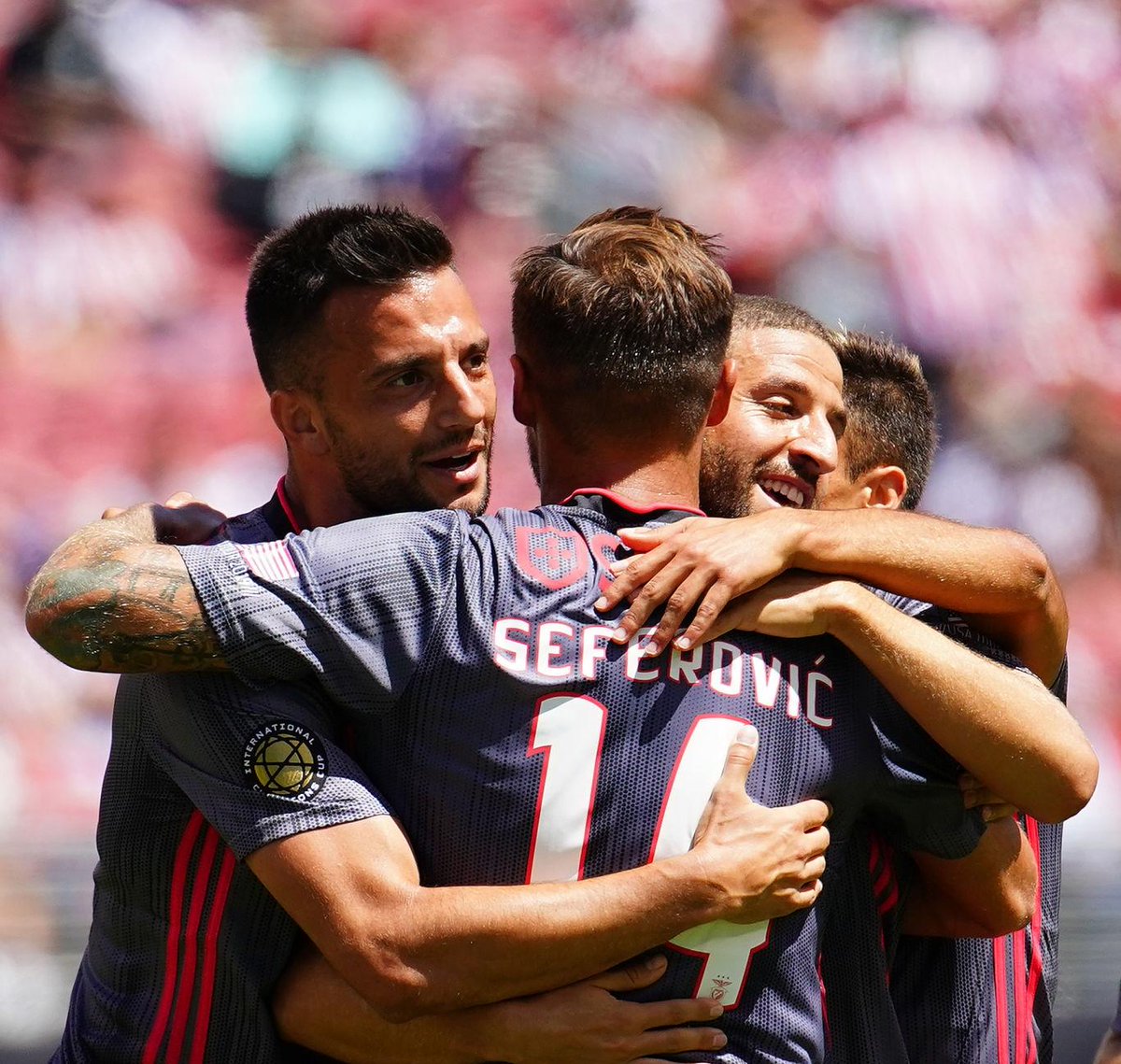 asamaris22's tweet photo. A preparação continua! 🔴⚪ #SLBChivas #ICC https://t.co/wxQy9j6Dus