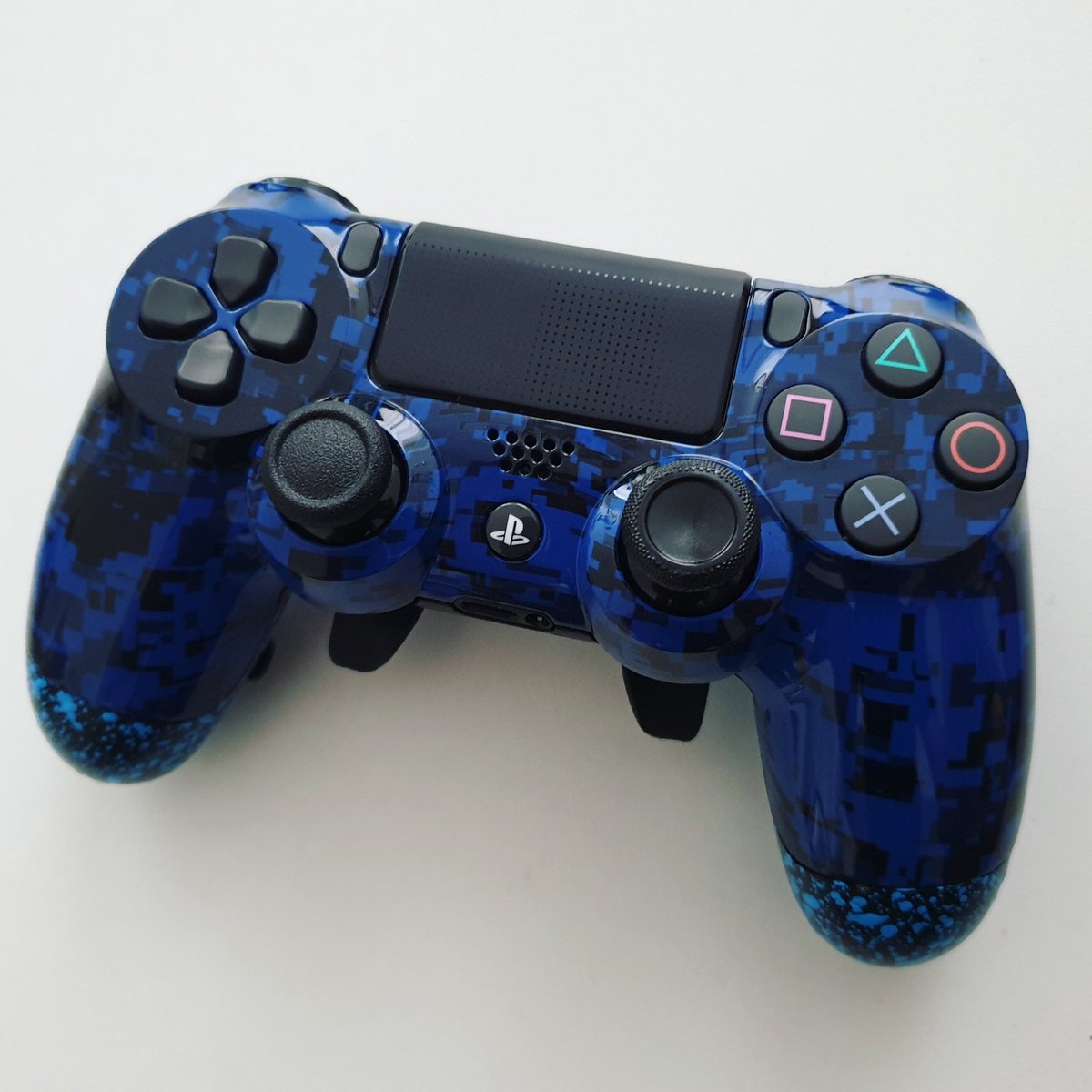 TRU_Modz's tweet photo. PS4 Controller by #TRUModz

#customcontroller #moddedcontroller #dualshock4 #scuf #gtav #bo4 #rainbowsixsiege #callofduty #controllermods #fifa20 #ps4 #ps4pro #fortnite #blackout #rdr2 #customcontrollers #mk11 #reddeadredemption2 #apexlegends #blackops4 #playstation4 https://t.co/MdbQUCnkiw