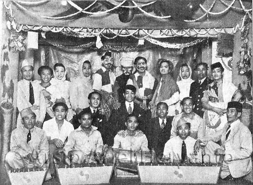 ariel_heryanto's tweet photo. Pementasan Ludruk di Melbourne (April 1943).

Sumber: majalah Penjoeloeh yang direproduksi Jan Lingard dalam buku Refugees and Rebels. https://t.co/xgfXSBn32x
