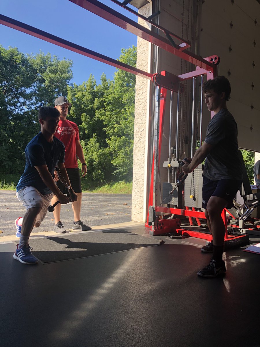TrueFXS's tweet photo. Strengthening the “Core” is very important for our athletes. Lifts &amp; Chops are great for rotational core strength. They add a level of specificity because most sports take place in a front/back stance.
#core #sportsperformance #strengthandconditioning  #rotational #splitsquat https://t.co/r5WpHnSUmm