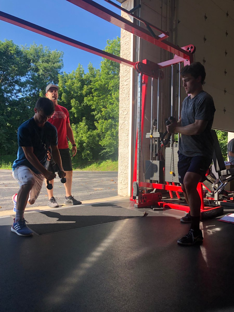 TrueFXS's tweet photo. Strengthening the “Core” is very important for our athletes. Lifts &amp; Chops are great for rotational core strength. They add a level of specificity because most sports take place in a front/back stance.
#core #sportsperformance #strengthandconditioning  #rotational #splitsquat https://t.co/r5WpHnSUmm