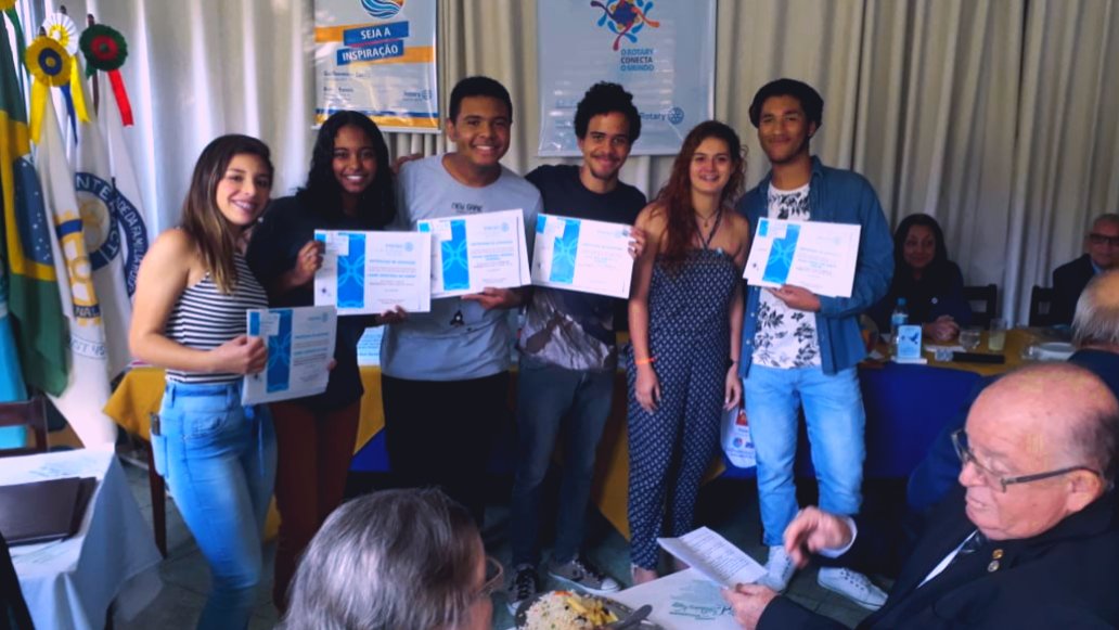 BrazInteract's tweet image. Dia 14/07 foi a posse da nossa presidente @Stefany_goiaba
Agora estão todos oficialmente empossados no clube Interact Braz de Pina. Muito orgulho desse clube que como a Fênix( nosso símbolo), ressurgiu e se restabeleceu com novos membros. Que tenhamos uma ótima gestão. 💙