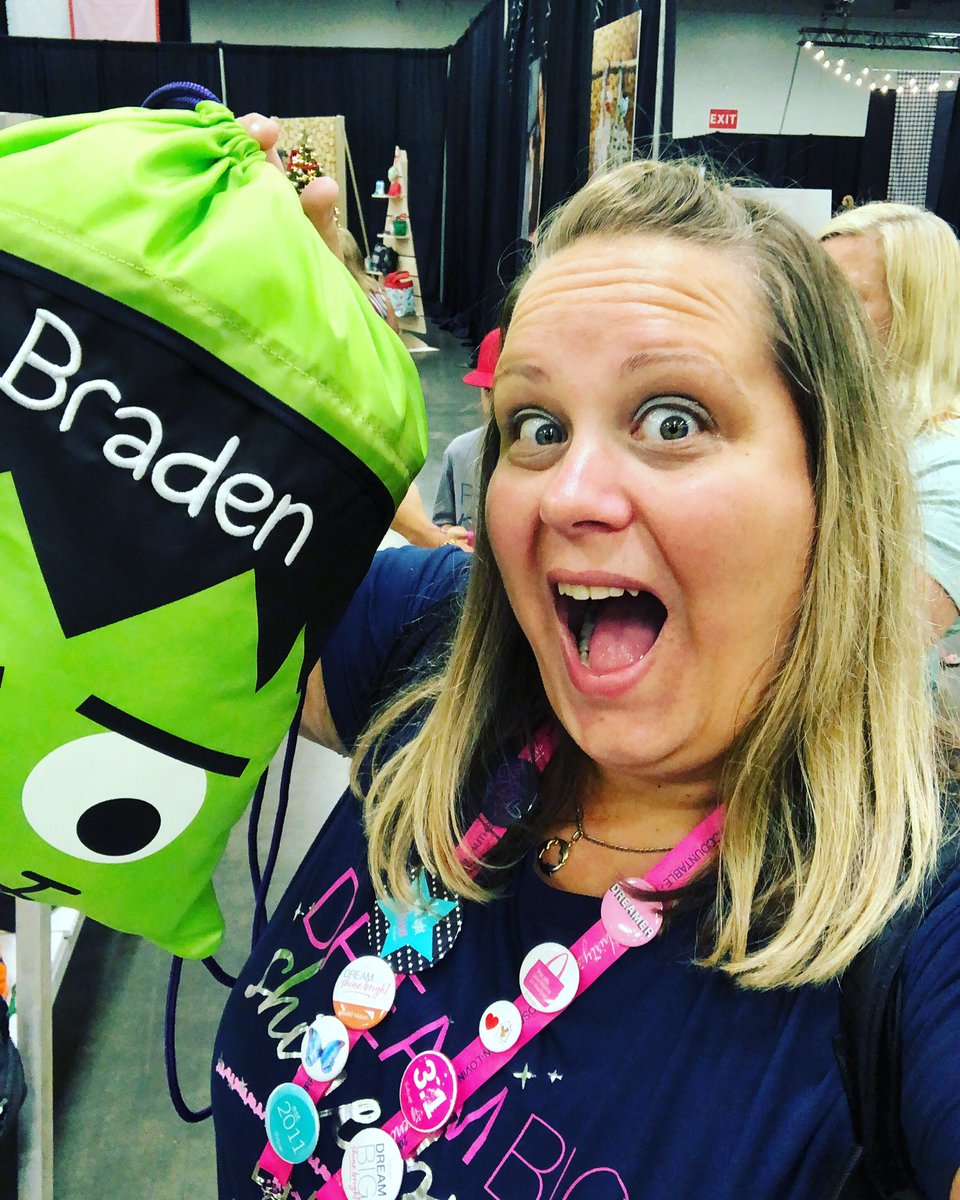 naysdays_'s tweet photo. At the #31Conference Product Expo and found this amazing bag with my sons name on it (spelled correctly too 😀) @cindymmonroe @thirtyone would love to have it! https://t.co/tsOi9eaz1F