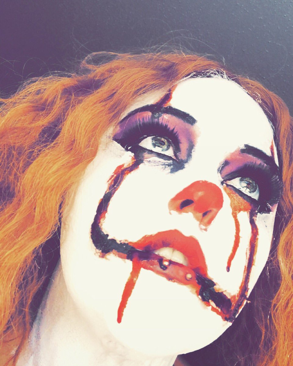GothicButton's tweet photo. We all float 🎈 🤡 
#ITChapter2 #Pennywise 
#cosplay https://t.co/B56GBstipG