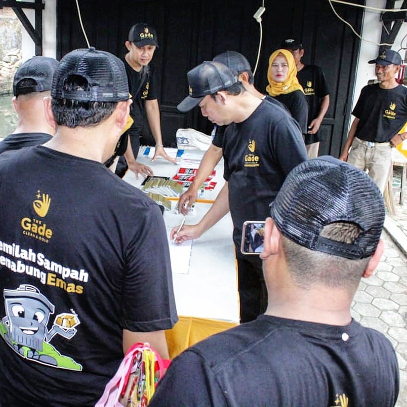 SrayanMakarya's tweet photo. Simulasi kegiatan banksampah srayanmakarya bersama bapak bupati banyumas 19 juli 2019..
#banksampahsrayanmakarya 
#bobosan 
#purwokerto 
#jawatengah 
#thegadecleanandgold https://t.co/n9eOqi4ykh
