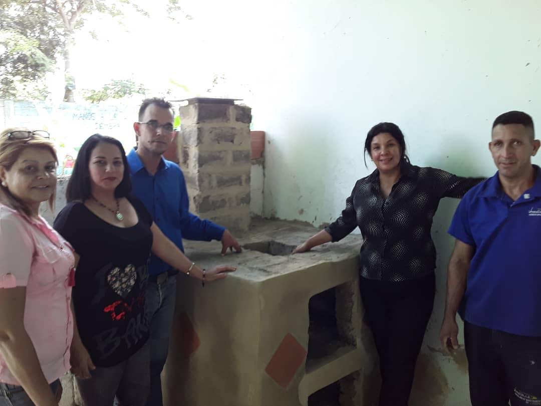 PRurdaneta's tweet photo. @PtmsCarabobo @PTMSNACIONAL UEN Carabobo La Isabelica .Cocina con estufa bloques de adobe y tilapia II https://t.co/OOtniCe9DA