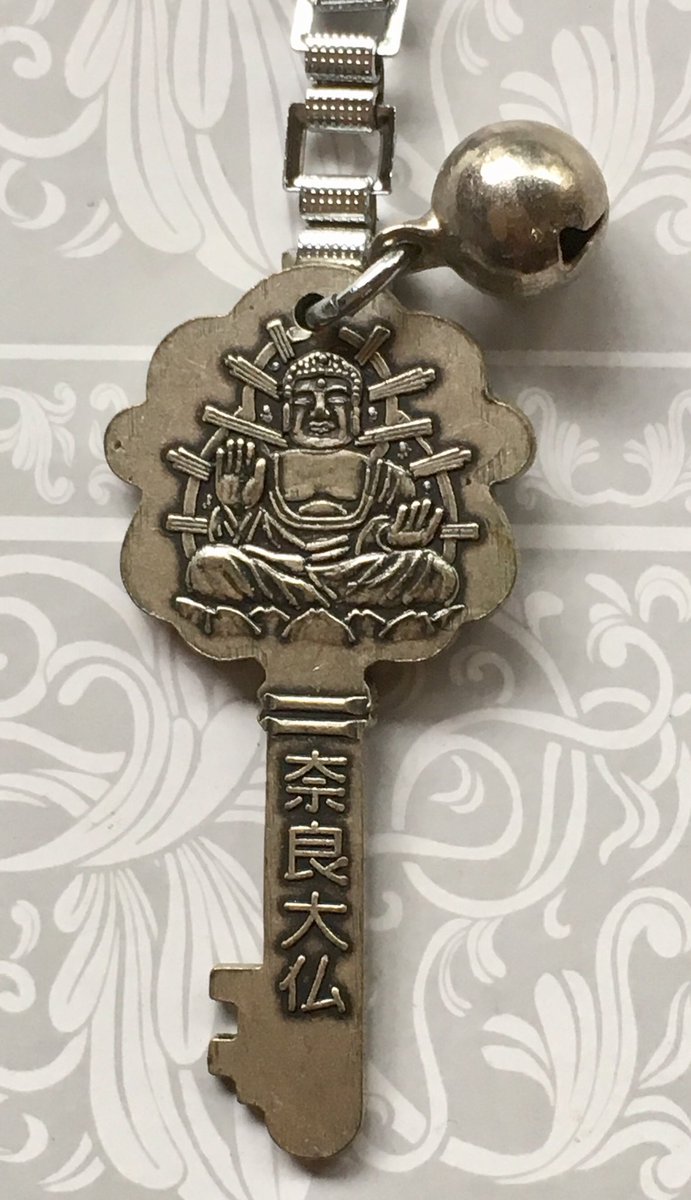 七ツ星 まったり鍵モチーフ紹介 362 奈良県のお土産鍵型キーホルダーです 集中線に囲まれた鹿がかっこいいです 裏面の荘厳な雰囲気の奈良の大仏も良い味を出していますね まったり鍵モチーフ紹介 鍵モチーフ