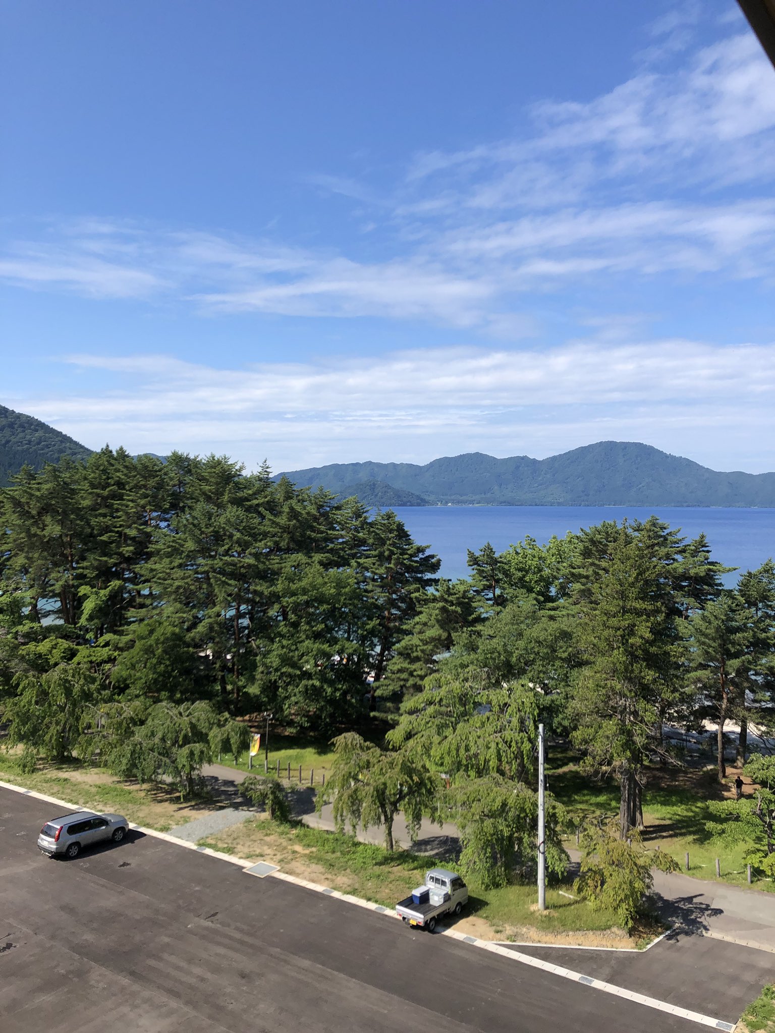 トモさん おはようございます 秋田旅行最終日の朝を迎えました 天気も良く 田沢湖の水面は青色に輝いています 朝から 田沢湖 に浸かりリラックス 朝食も美味しかったです T Co Irdhzimaki Twitter
