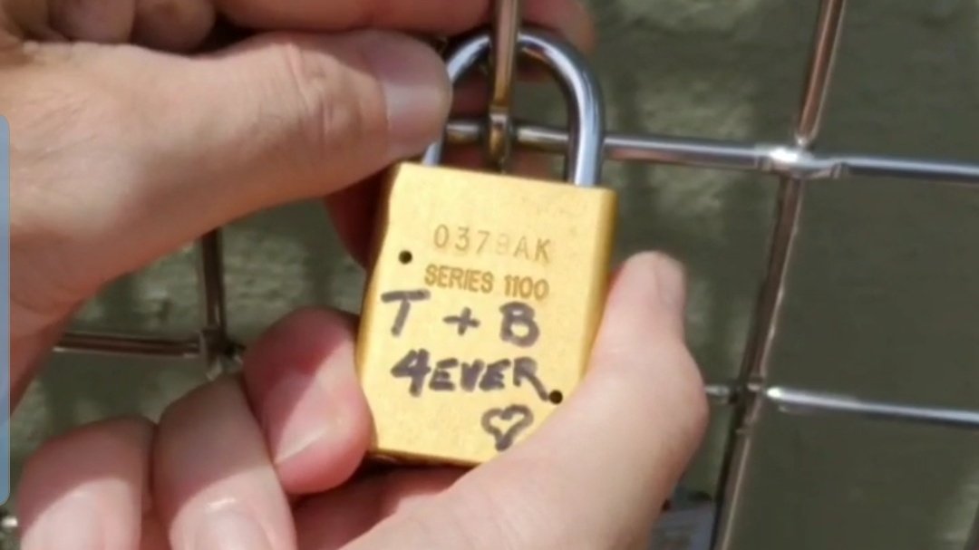 thegaytraveler's tweet photo. A great way to create a special #Philadelphia memory is to add a lock to the @PHLHopeFence located at the @HiltonPennsLndg (I did β€). Learn more: https://t.co/CsEoSA6ova. #hiltonsofphilly #visitphilly #loveislove #ilovegaytravel https://t.co/OsPGbMOVHV