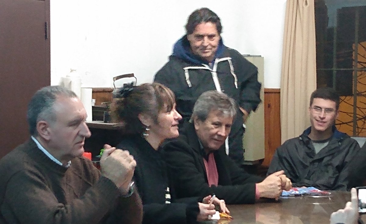 paez_chucho's tweet photo. En la Sociedad d Fomento del Martillo con los vecinos del b° junto a @MarinaLSantoro
@VitoMundial
👉 La frecuencia d transporte público
👉 La inseguridad, los vecinos están desamparados
👉Salas de salud sin guardias,
La esperanza está en marcha
#FernandaIntendente
@FrenteDeTodos https://t.co/iiTyDHVtJE