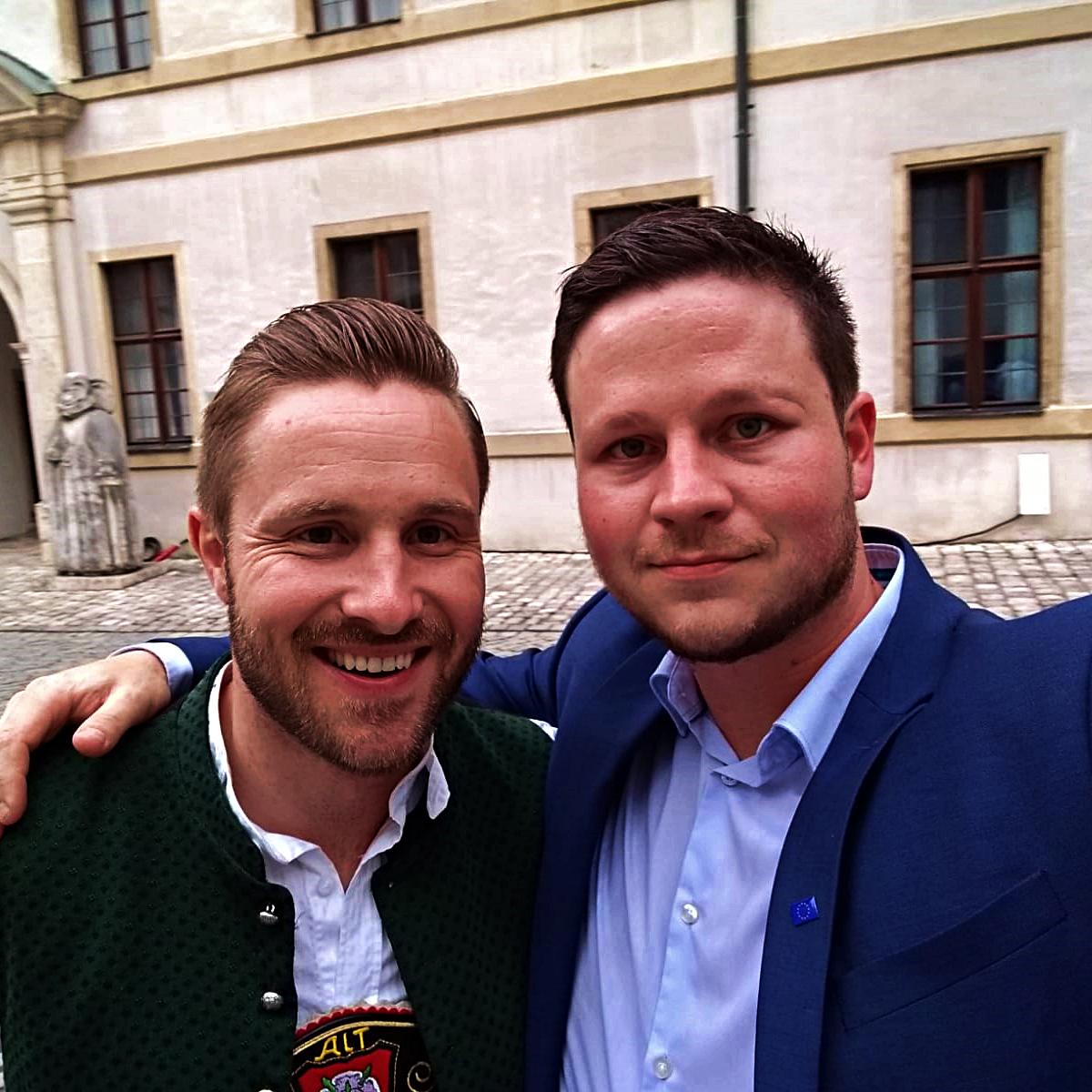 Bene_Flexeder's tweet photo. Herzlichen Glückwunsch an den Bezirksvorsitzenden der @ju_oberbayern Daniel Artmann zu Wiederwahl!
#BezV19 #juobb #Demokratie #basispolitik #jungepolitik https://t.co/CUjlvYRmHF