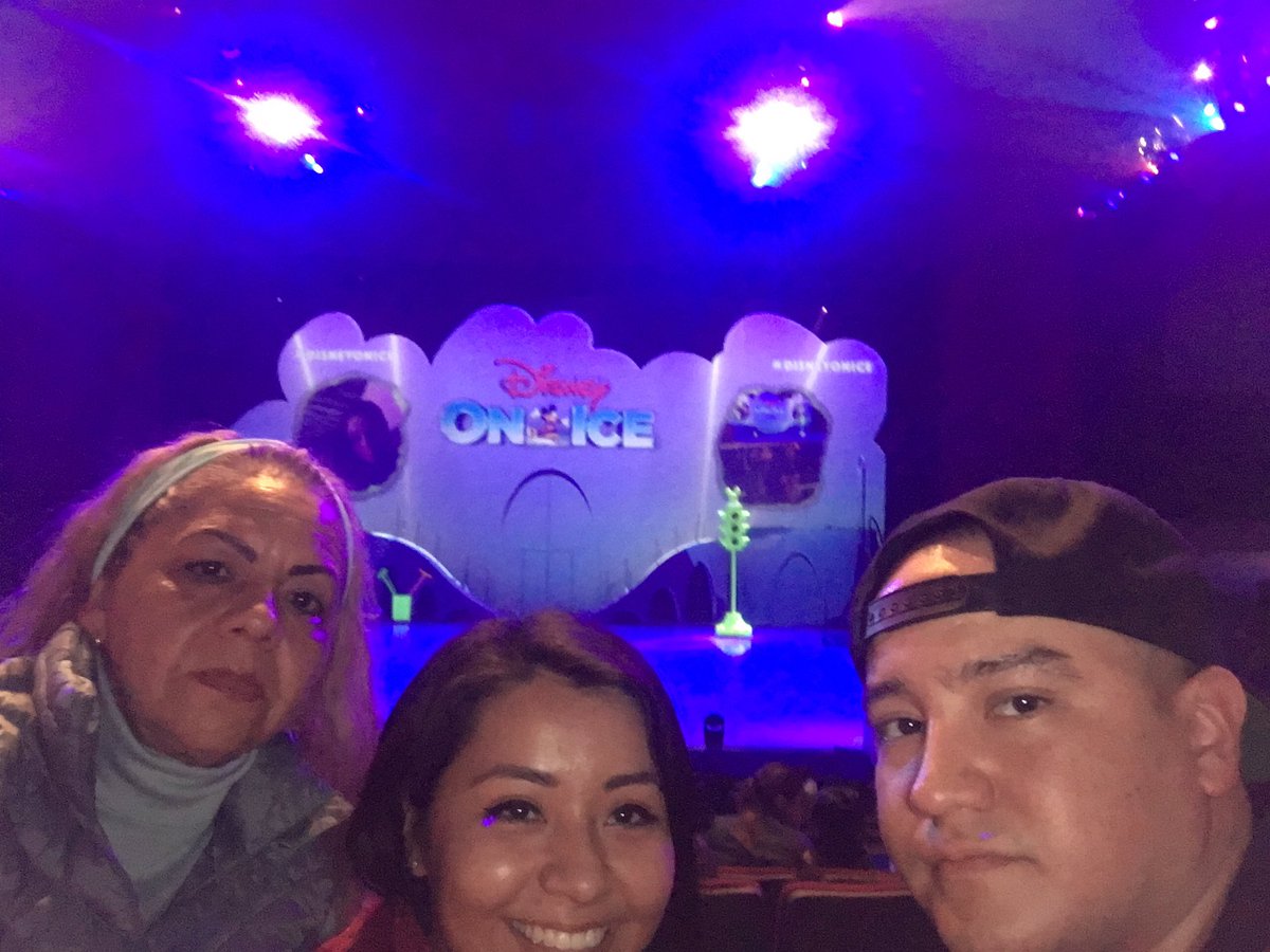 Alizeth16's tweet photo. #DISNEYONICE https://t.co/8P8U6TVBCf