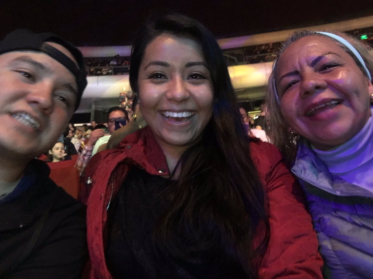 Alizeth16's tweet photo. #DISNEYONICE https://t.co/8P8U6TVBCf