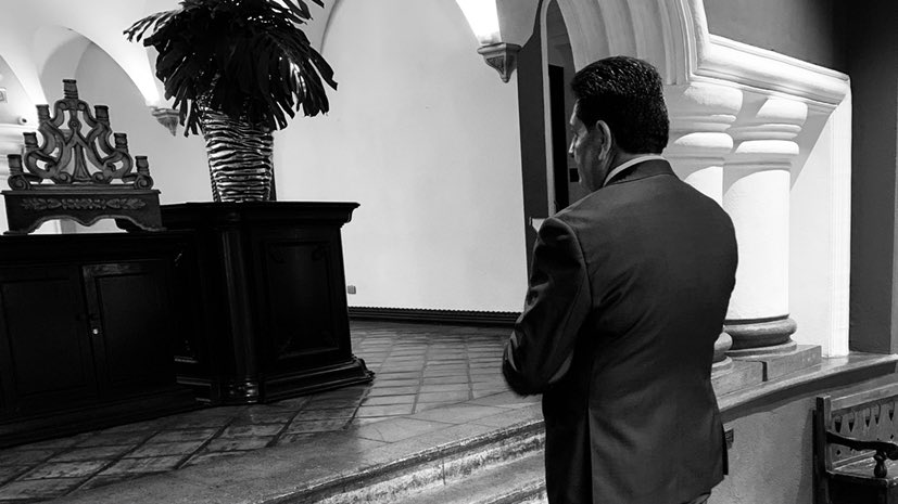 alexlopezmba's tweet photo. Decir sí acepto es una cosa. Pero una cuestión más inspiradora 35 años después. El amor es más que un sentimiento. #elnovio #bodasdecoral https://t.co/IMNUvCnr9H