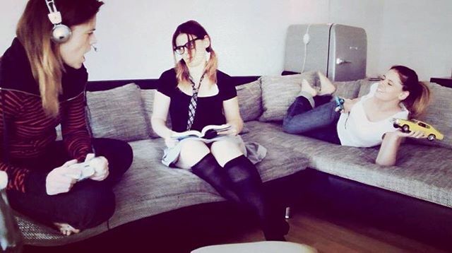 saraparker's tweet photo. Me, myself and Sara 😂 Who would you be in@this scenario?
.
.
Just found this old screenshot, I think it’s from 2012 ish ..
.
.
#clonevideo #cosplayer https://t.co/CMraIBlKA8 https://t.co/q42e5GPW0X