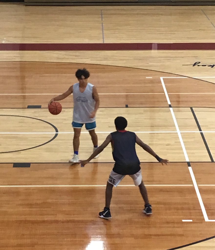 lynbenhun09's tweet photo. Caught these 2 Fleetwood Tiger football players putting in extra work! Great job Wes and Christian! #alverniabasketballcamp @TheWoodNation @OleyValleyHS @OVLynx #workiswork #condtioning #speed https://t.co/atSq90jmMM