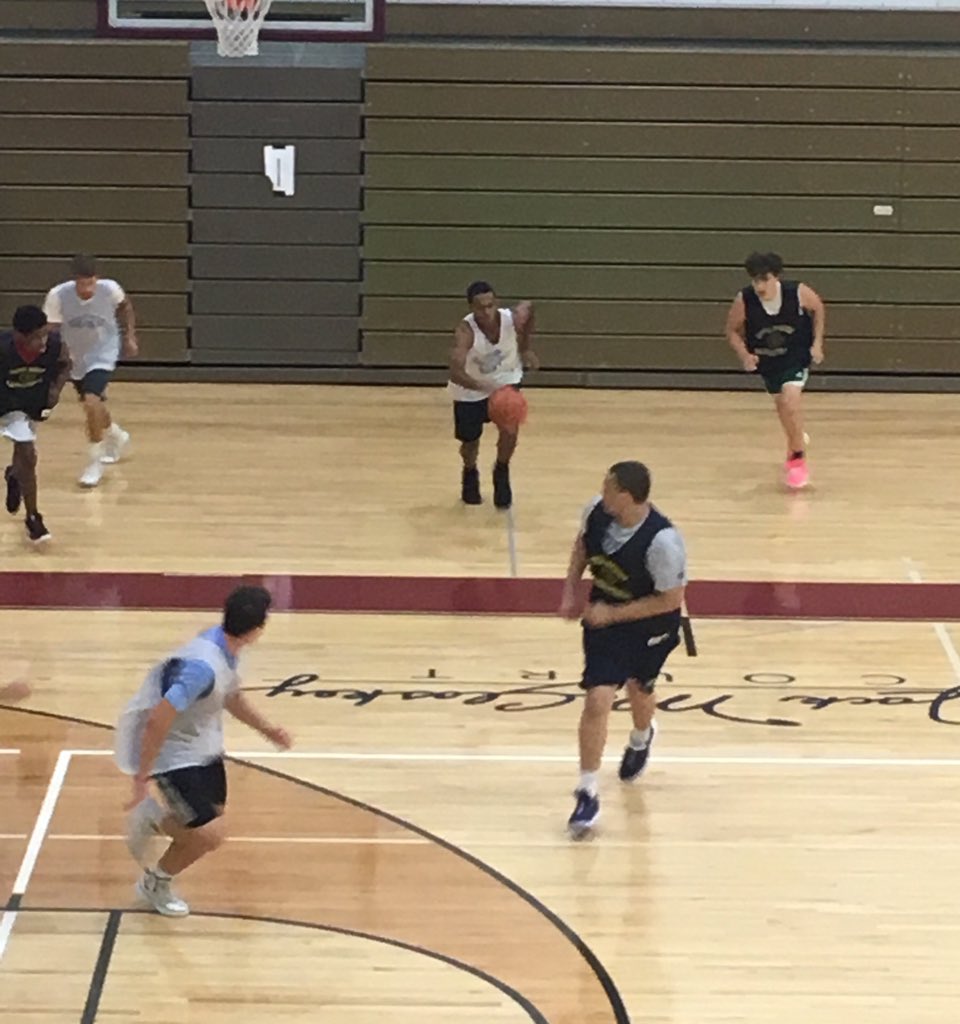 lynbenhun09's tweet photo. Caught these 2 Fleetwood Tiger football players putting in extra work! Great job Wes and Christian! #alverniabasketballcamp @TheWoodNation @OleyValleyHS @OVLynx #workiswork #condtioning #speed https://t.co/atSq90jmMM