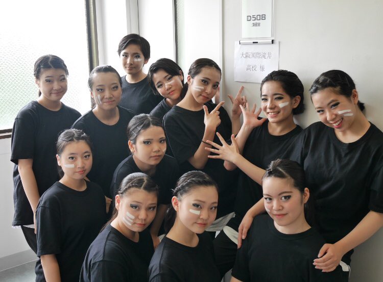 大阪国際滝井高校ダンス部 いよいよ今日はclovver甲子園 今年度初の大会です٩ W و 本番に向けて メンバー同士でメイクをしあいながら準備中 Instagramでのlive中継あります ぜひ滝井高校を応援して下さ Instagram Clover Magazine Clover