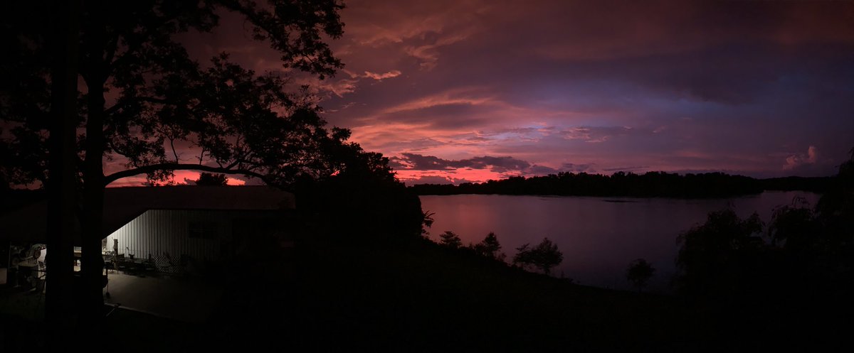 cheek2roy's tweet photo. A Louisiana Saturday Night!
#sunset #myobsession #Godsart #Godsfilter @mroy62 https://t.co/Jx2NG9lOFI