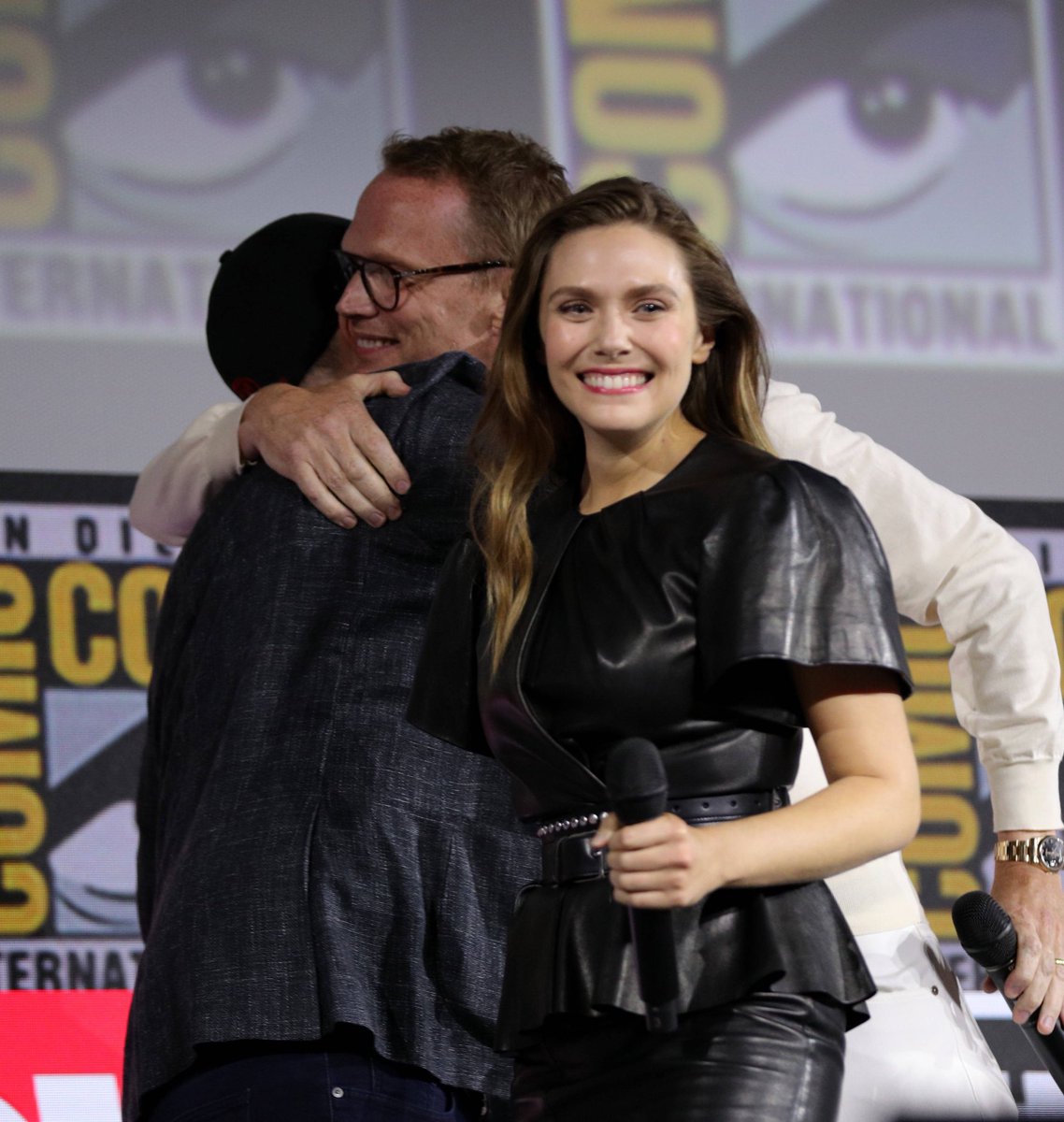 _lizzieolsen_th's tweet photo. Elizabeth Olsen บนเวทีงาน SDCC วันนี้ค่ะ https://t.co/F32i5ot5ZI