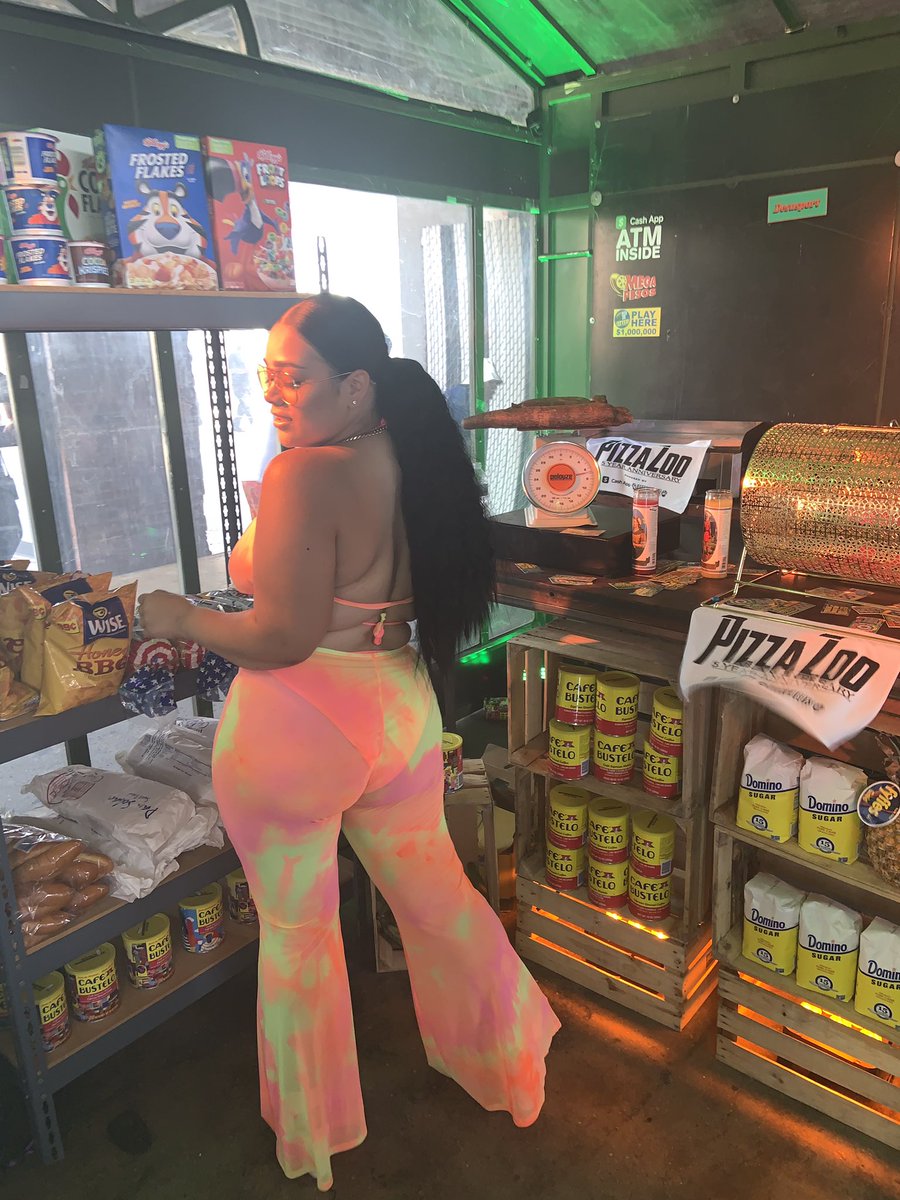 Wildflowerrxx's tweet image. Numba one stunna, Icy Girl Wit a Cuban. #PizzaZoo