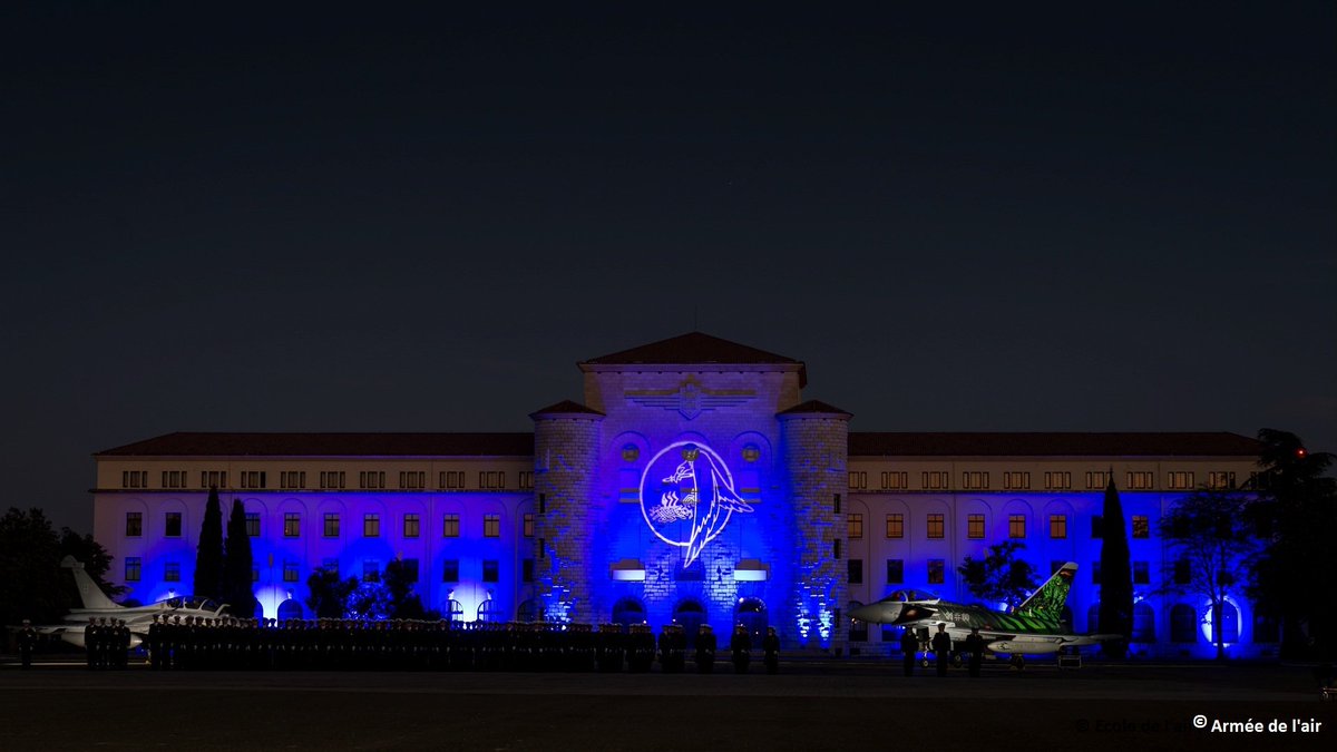 [#MardiConseil] Bonjour Twitter ! Vous avez un #BAC+3 ?🎓 Nous vous offrons une prime de 5 000 ou 10 000 euros pour tout engagement en tant qu'#officier sous-contrat dans certaines spécialités 😉 Plus d'infos 👉devenir-aviateur.fr/nous-rejoindre…