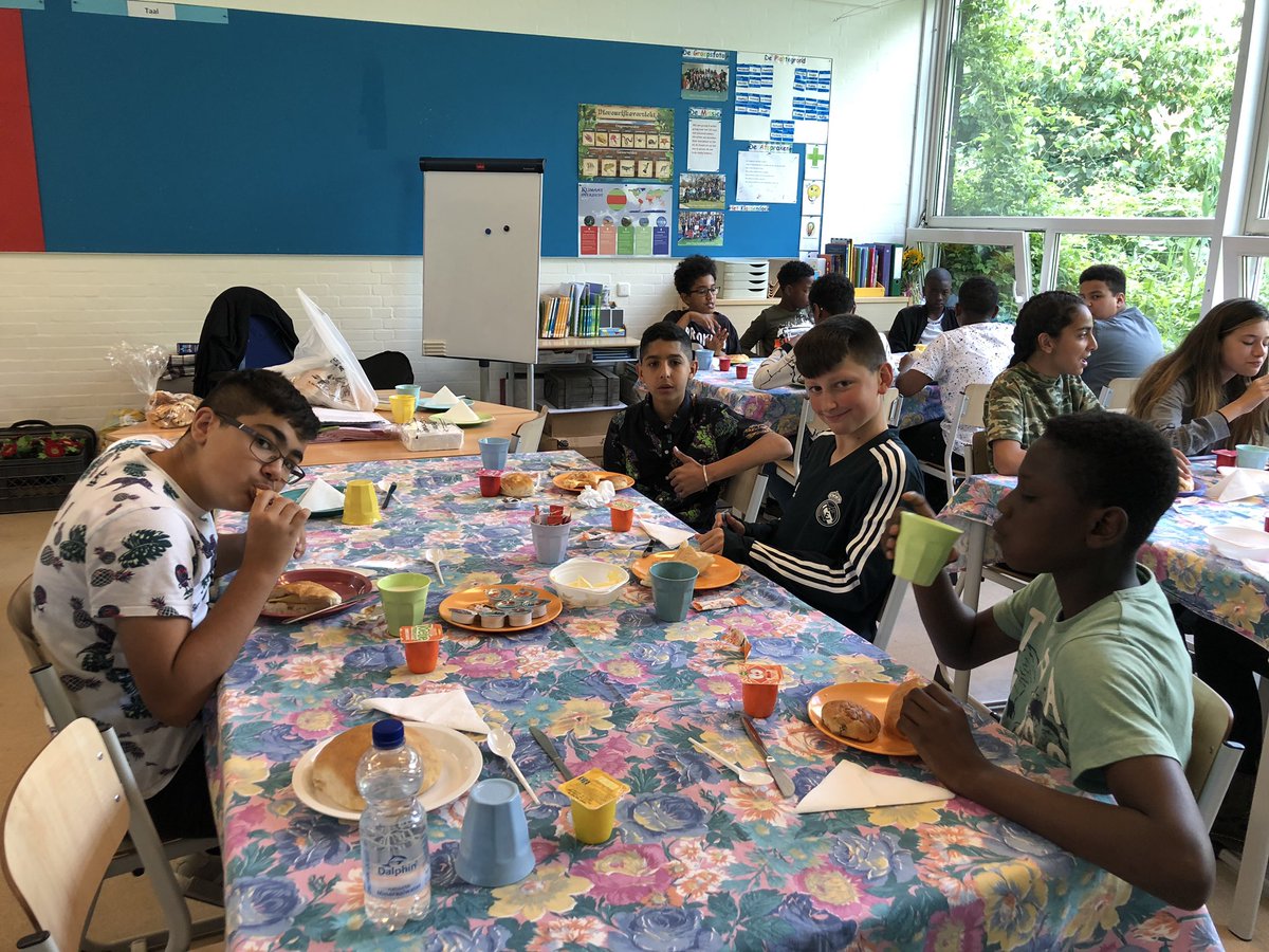 RKBS_PJ7's tweet photo. Afscheidsontbijt in groep 8! @PausJoannes https://t.co/DxwU9X6wn2