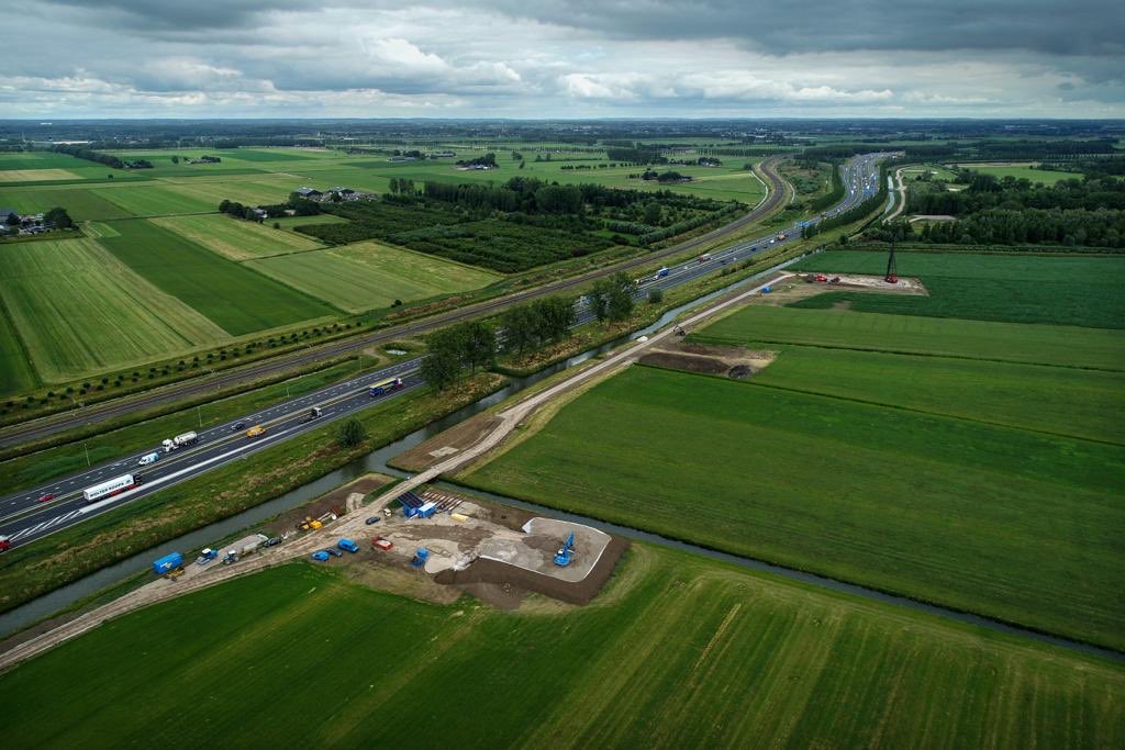 apvermeulen's tweet photo. Er wordt hard gewerkt aan de bouw van Windpark Deil! Een samenwerkingsverband van @PureEnergieNL, coöperatie @betuwewind en Yard. 11 x Vestas V136/4,2MW langs de A15 bij knp Deil https://t.co/02CMe18nio