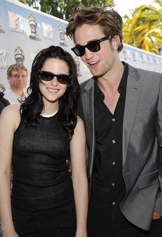 El 1° de junio de 2008, Robert y Kristen hacen su primera aparición pública, en los MTV Movie Awards 2008. Burbuja Robsten activada (aunque se decía que Kristen fue con su novio y parece que sale de fondo en alguna foto, pfff, ¿A quién le importa el novio?! Ahre