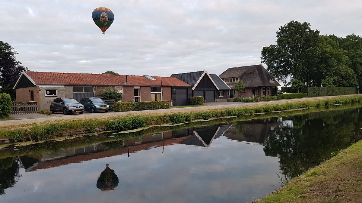 gertjanveldman's tweet photo. It is all about reflection.... #ballonstof https://t.co/m8YvsB4OUc