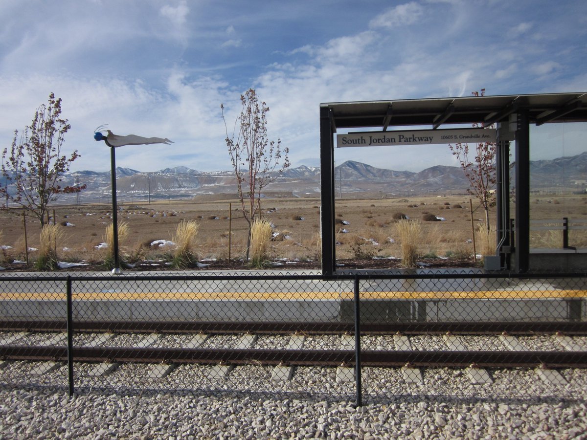 TociZS's tweet image. To make a bit of advertising for the coming #ISUF2020 with some recollections (#ISUF2019 just closed, but #SpaceSyntax12 is starting). In 2012, I went for a LRT (Light Rail Transit) conference in Salt Lake City. I went to see the new railways and I saw amazing landscapes.