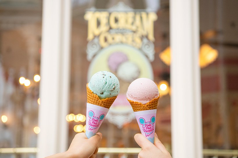 東京ディズニーリゾートpr 公式 チョコレートミントとストロベリー味のアイスクリーム 東京ディズニーランドの アイス クリームコーン では ほかにもいろいろな味が楽しめますよ お外で食べるアイスは格別ですね あなたはどの味が食べたいですか