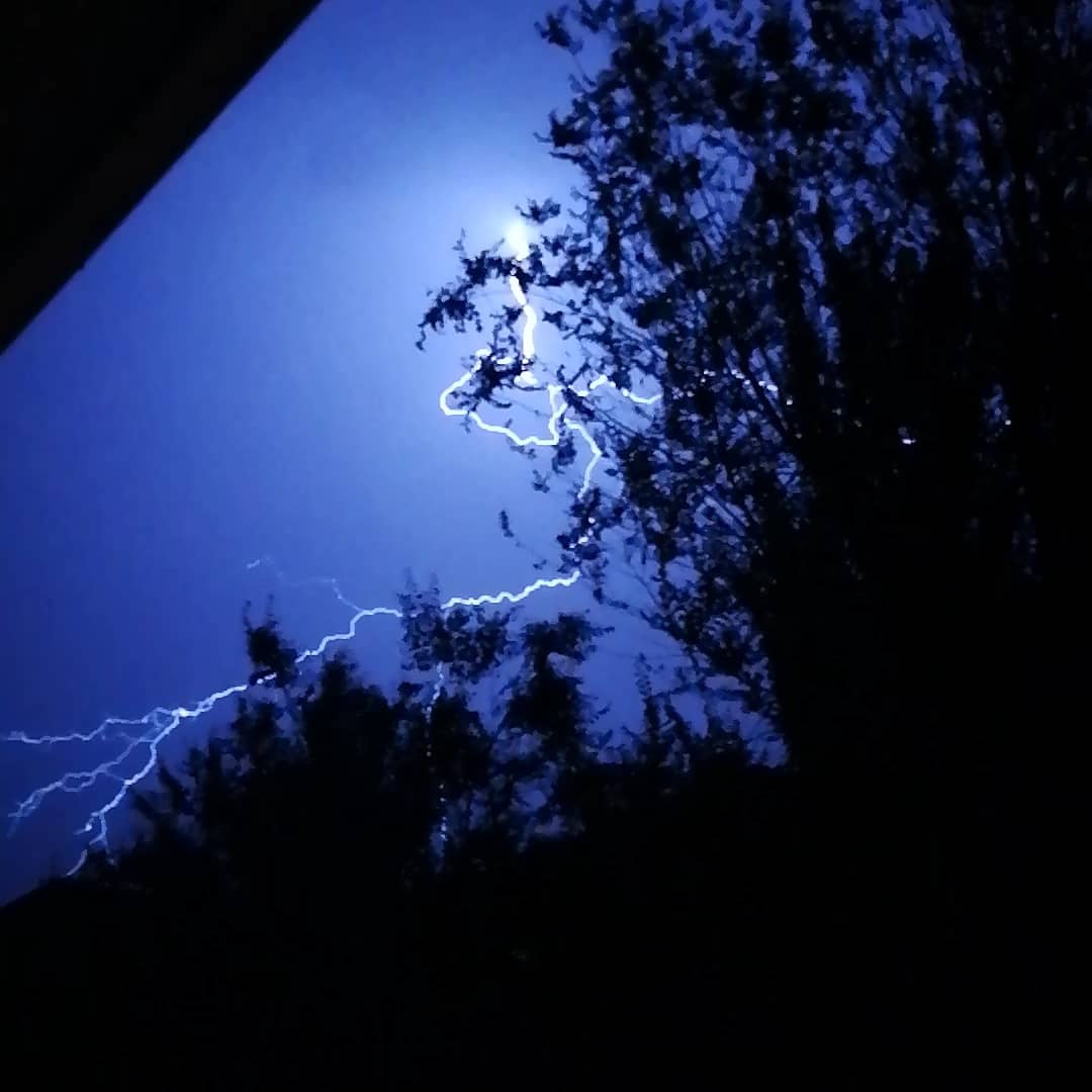 crisititina's tweet photo. @PirataYSuBanda la tormenta de anoche desde Madrid. https://t.co/88uizPMrJo