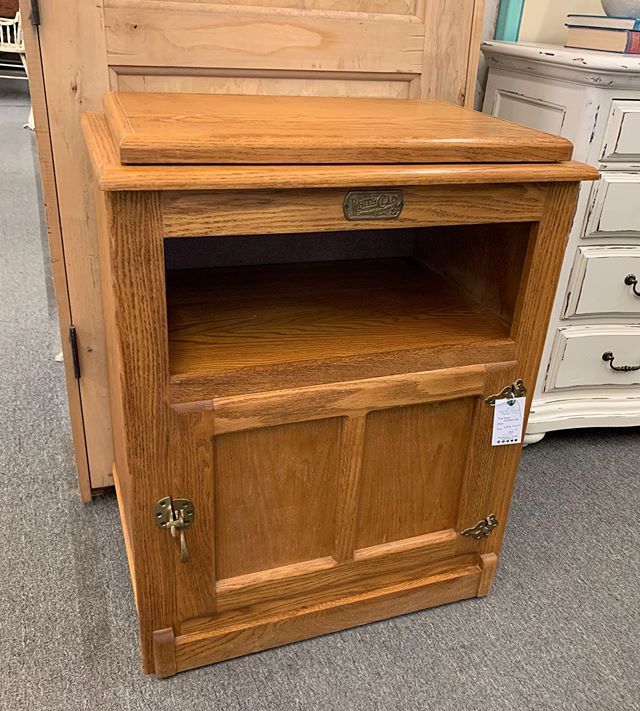 MwMerchant's tweet photo. $95 White Clad Lazy Susan Oak Cabinet 19W 27L 34H -Available now at Rust and Roses! @rustandrosesabilenetx #mwmerchantabilenetexas #abilenetx #abilene #tx #texas #furniture #home #homedecor https://t.co/DHXIG9pPX6