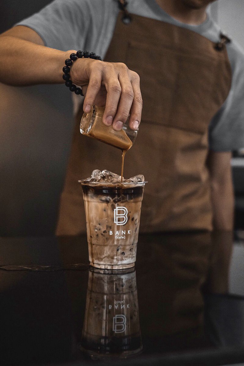 khunvee589's tweet photo. Verynewcafeinbkk ย่านบางปู กับร้าน “bank_cafe58”ร้านเพิ่งเสร็จใหม่ๆ เมนูอาจจะยังไม่เยอะมาก แต่กาแฟถือว่ารสชาติโอเคเลย ราคาไม่แพง ร้านมี 2 ชั้นนั่งชิวๆได้เลย ฝากน้องใหม่ย่านบางปูด้วยนะครับซอย. เทศบาลบางปู 58 จ. สมุทรปราการ (bts เคหะ ต่อรถอีกที) #รีวิวคาเฟ่ #cafebangkok #cafebkk https://t.co/NxB42cO3NC