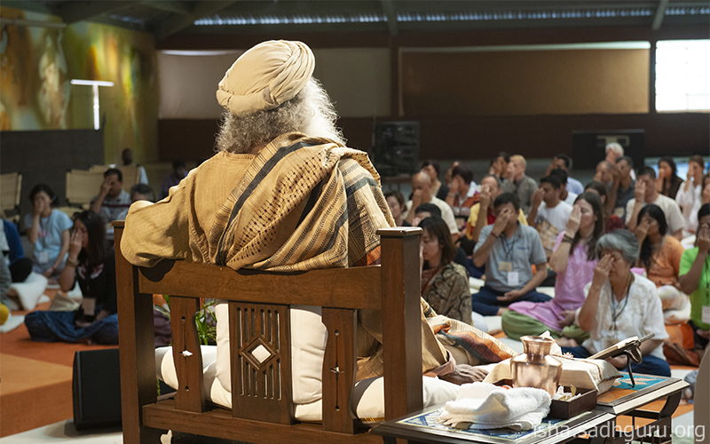 SadhguruJV's tweet photo. Your brain need not deteriorate with age. With simple yogic practices, you can keep enhancing it.#SadhguruQuotes https://t.co/Pbwk9x0CpR