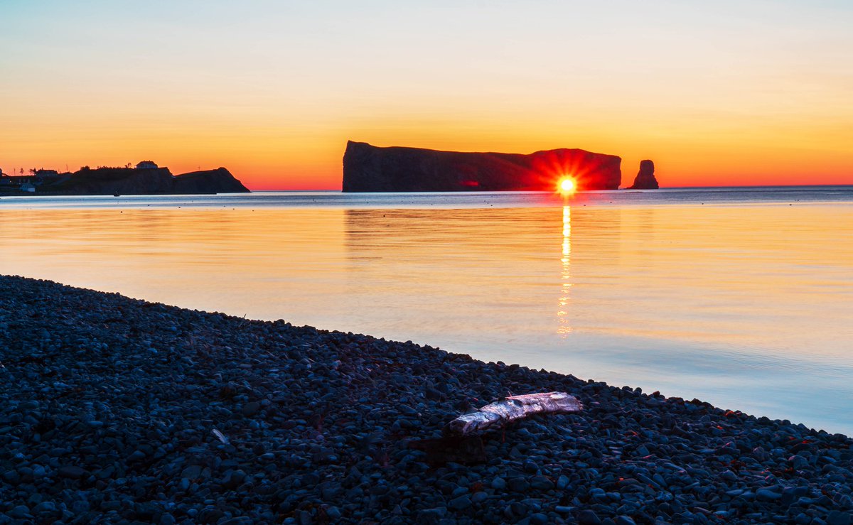 SimonTresim37's tweet photo. Sortie du lit à 3:30 ce matin pour prendre cette photo. Le soleil se levait à 4:25 à Percé ce matin. Une bonne marche le long de la grève pour déterminer à quel endroit je pourrais voir le soleil se lever dans le trou du rocher. Voilà le résultat...
Texte et photo: Claude Parent https://t.co/toZEnBonwm