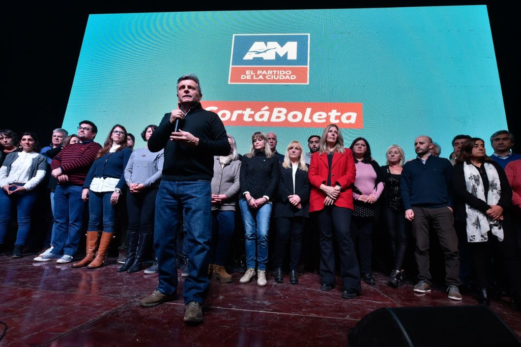 GustavoPulti's tweet photo. Compartimos una nueva cena en el Club River, encontrándonos con vecinos de diferentes barrios, con ONGs, Sociedades de Fomento, Pymes, clubes deportivos y también militantes de diferentes orígenes partidarios. Unidos por un proyecto marplatense que ponga en marcha la ciudad. https://t.co/Kq4h5hIejE