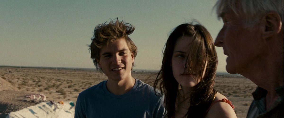 2007 -Kristen aparece con Emile Hirsch en la película "Into the wild". -Rob del otro lado del océano ve la película y se queda flasheado con Kristen. -Catherine es elegida para dirigir Twilight y Emile le recomienda a Kristen para el papel de Bella Swan.