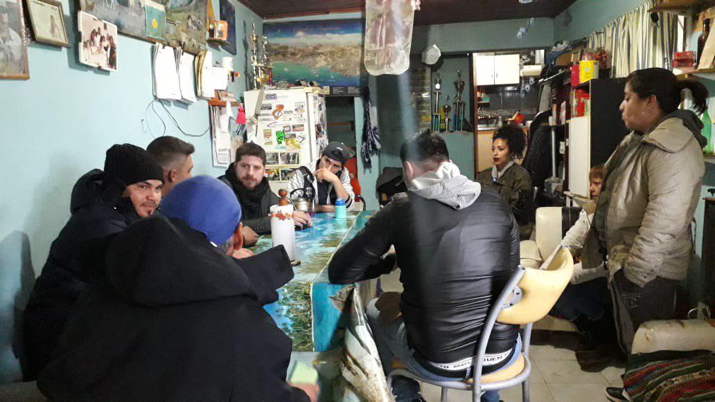 gastoncomodoro's tweet photo. #ConsensoFederal activamente en los diferentes barrios de Comodoro Rivadavia, conversando con los vecinos sobre las distintas problemáticas que atraviesan y poniendo a su disposición los profesionales para la solución de las mismas #HayAlternativa #VamosComodoro #VosTenesElPoder https://t.co/X3pFGoZ5s0