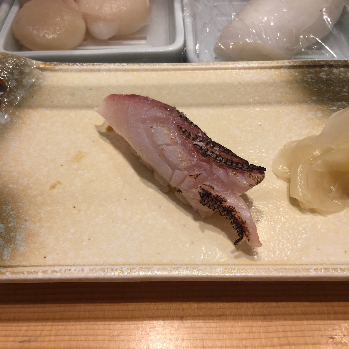 掟ポルシェ 成田空港第三ターミナルの掃き溜めに鶴ことtatsu Sushi Lccのターミナルに不似合いな赤酢を使った旨い鮨を出す信頼の店 今日は鰯がありえないほどの旨さ飛び抜け天国 恵比寿京辰の系列店だと知ればこの旨さも納得 掟ポルシェ 成田空港第三ターミナルの掃き溜めに鶴ことtatsu Sushi Lccのターミナルに不似合いな赤酢を使った旨い鮨を出す信頼の店 今日は鰯がありえないほどの旨さ飛び抜け天国 恵比寿京辰の系列店だと知ればこの旨さも納得
