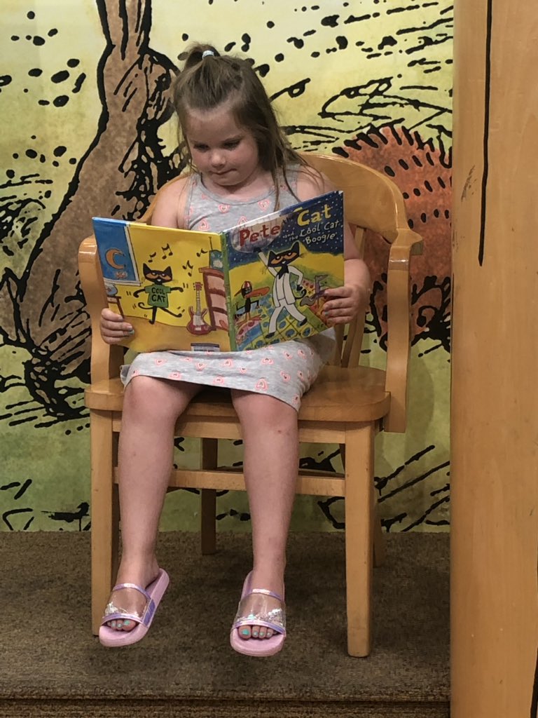 mccorkle_tina's tweet photo. Reading on stage at Barnes and Noble! #petethecat #notshywithabookinherhands
#JustReadToday https://t.co/HgEWYENwVB