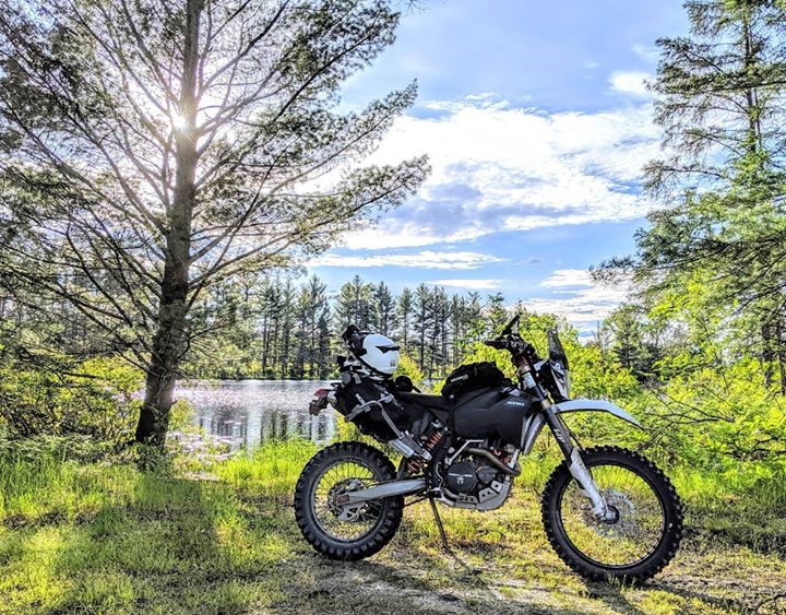 MoskoMoto's tweet photo. Who's making the most of the long summer evenings in the northern hemi? Chris in Northern Michigan of @motorcyclechronicles on his #ktm450excr is!
#moskomoto #reckless40 #nomadtankbag #ktm450 #lightadv #advmoto #advlite #advpulse #motography #advrider #dualsportadv https://t.co/0OT2klC5Lz