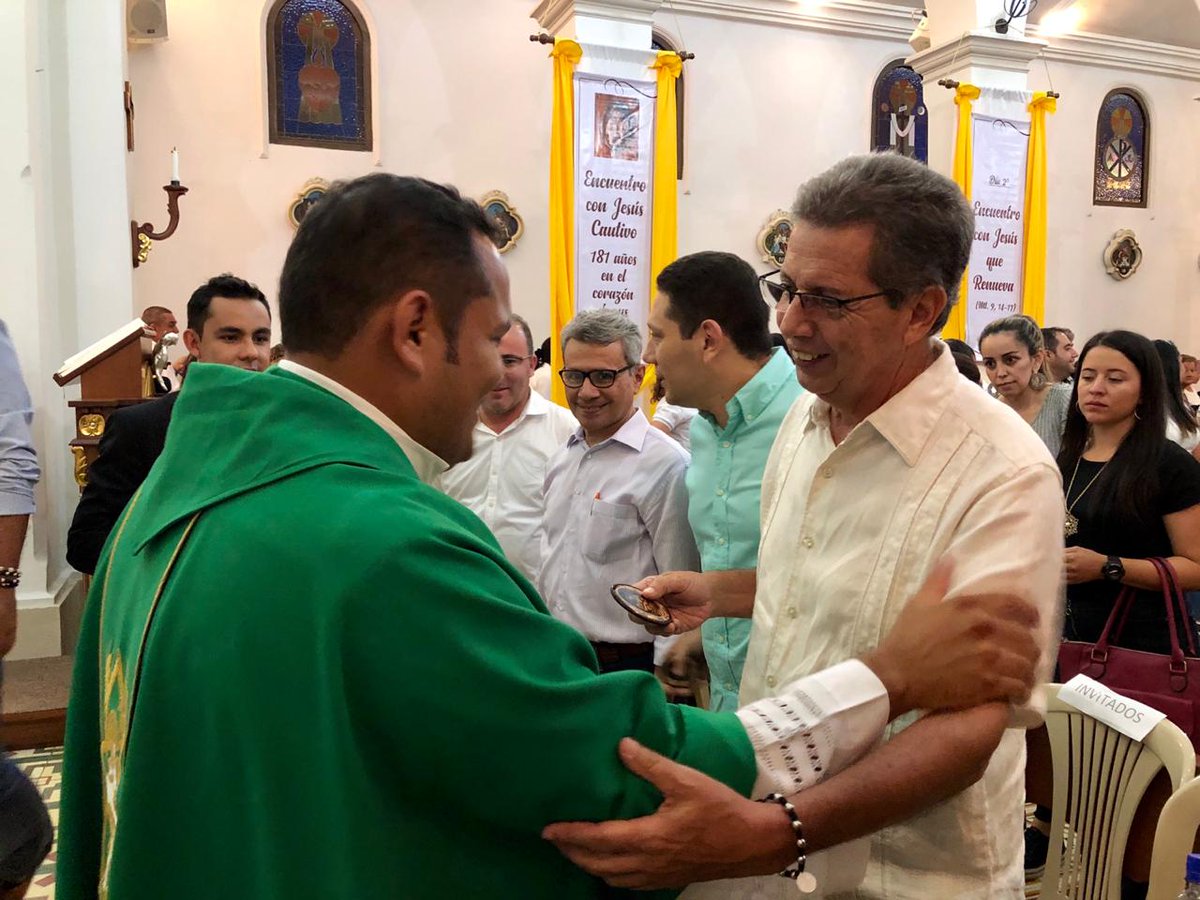 Marioalfonsoec1's tweet photo. Gracias a la comunidad de Jesús Cautivo y en especial al Párroco Jheison Quintero, por la invitación a los candidatos a la Alcaldía de Ocaña  a la celebración de la eucaristía en el marco de los 181 años de aparición de la imagen. Nos unimos en oración por la region y el país https://t.co/iXdVKZDtLI