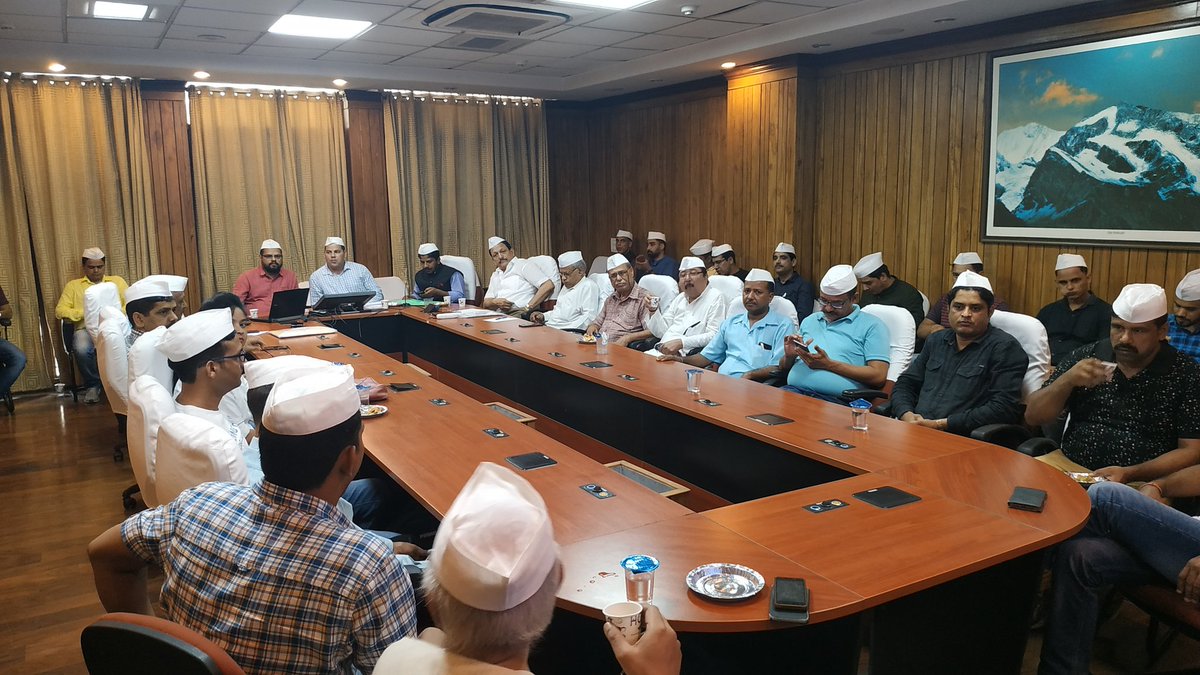 ukjankalyan's tweet photo. बैठक में उपस्थित संगठन के संरक्षक मंडल के श्री एम डी जोशी जी द्वारा संगठन को किस प्रकार मजबूत किया जाय इस पर जानकारी दी गयी।
बैठक में उपस्थित सभी अतिथियों द्वारा अनेक मुद्दों पर चर्चा की गयी। जिसमें उत्तराखंड आंदोलकारी श्री बिहारीलाल जालंधरी,श्री मठपाल जी, https://t.co/LJNkq9wGNf