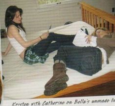 Catherine y Kristen realizaban los casting en la casa de la directora. La audición era en la cama e interpretaban la escena del primer beso de Edward y Bella, justamente en una cama. Y esa fue la escena que tuvo que interpretar Rob.